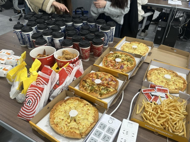 元宵佳节，科技公司的浪漫灯谜会——字节间的温暖时光